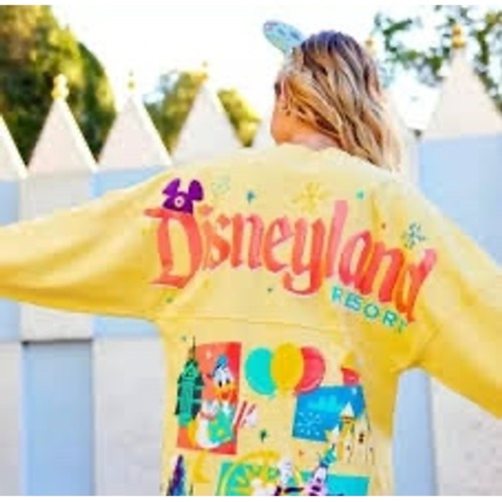 Disney Spirit Jersey Medium Yellow Disneyland Resort Donald Goofy Play in Park